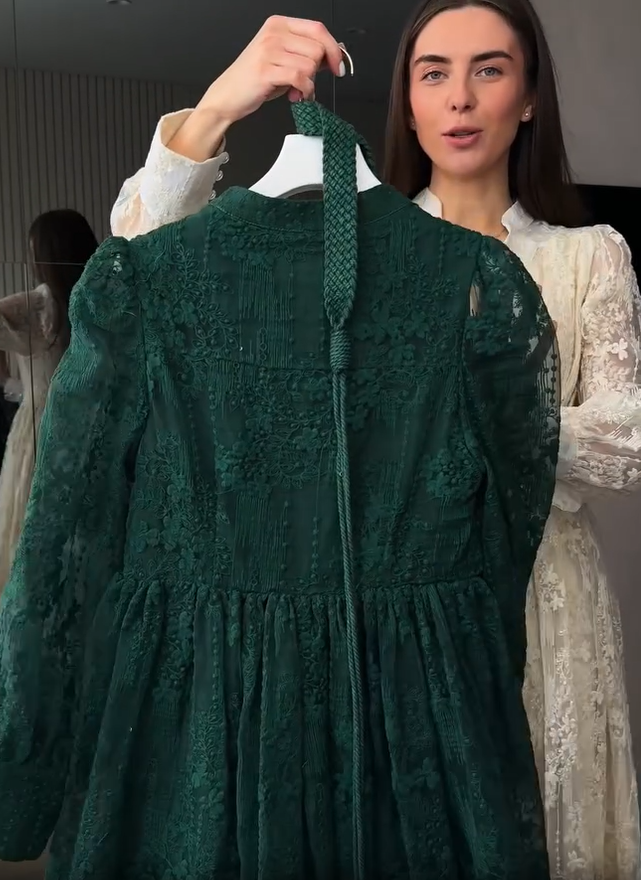 Дамска рокля с V-образно деколте, богато бродирана