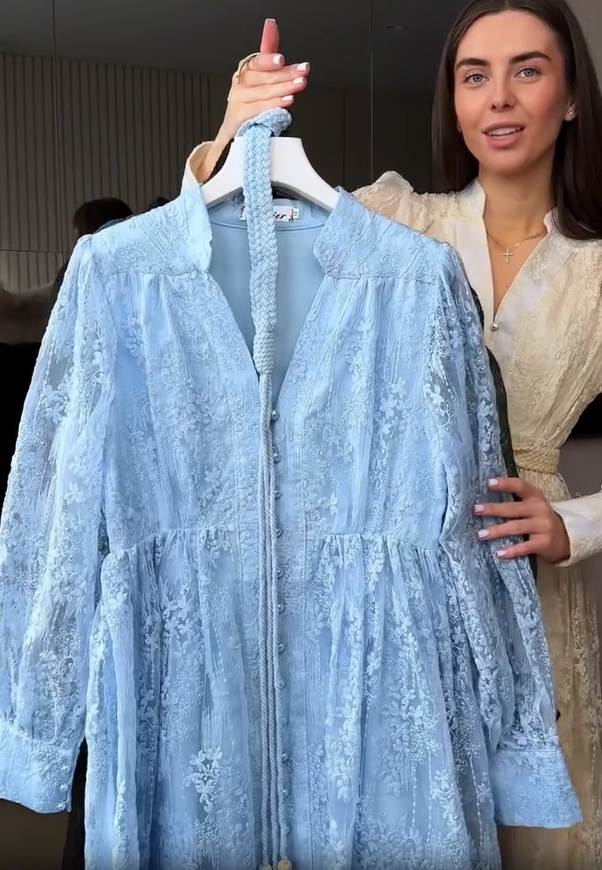 Дамска рокля с V-образно деколте, богато бродирана