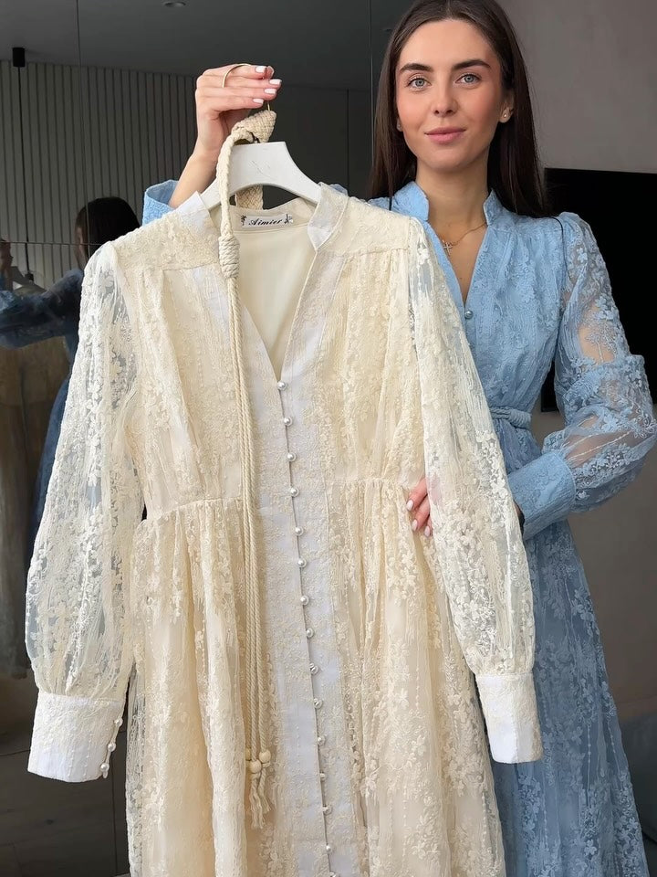 Дамска рокля с V-образно деколте, богато бродирана