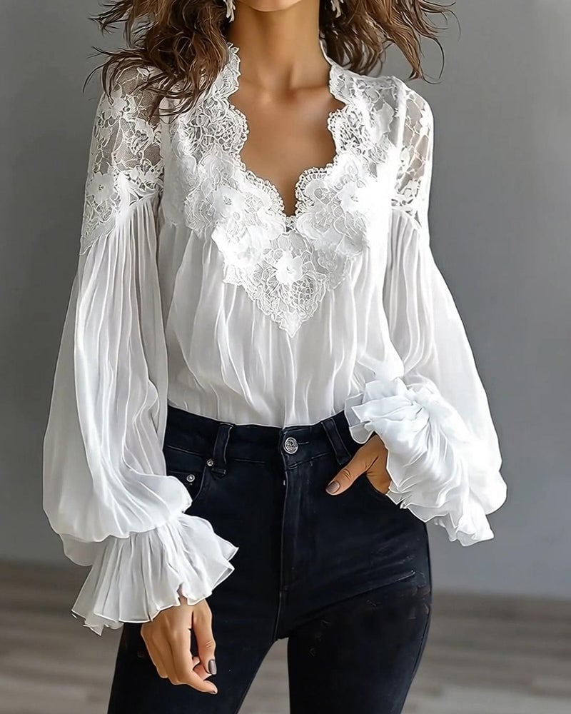 Блуза с V-образно деколте и дантела