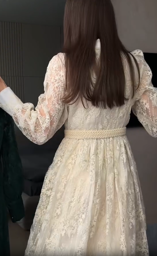 Дамска рокля с V-образно деколте, богато бродирана