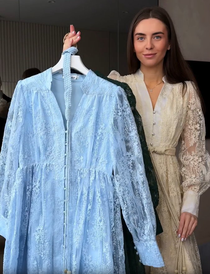 Дамска рокля с V-образно деколте, богато бродирана