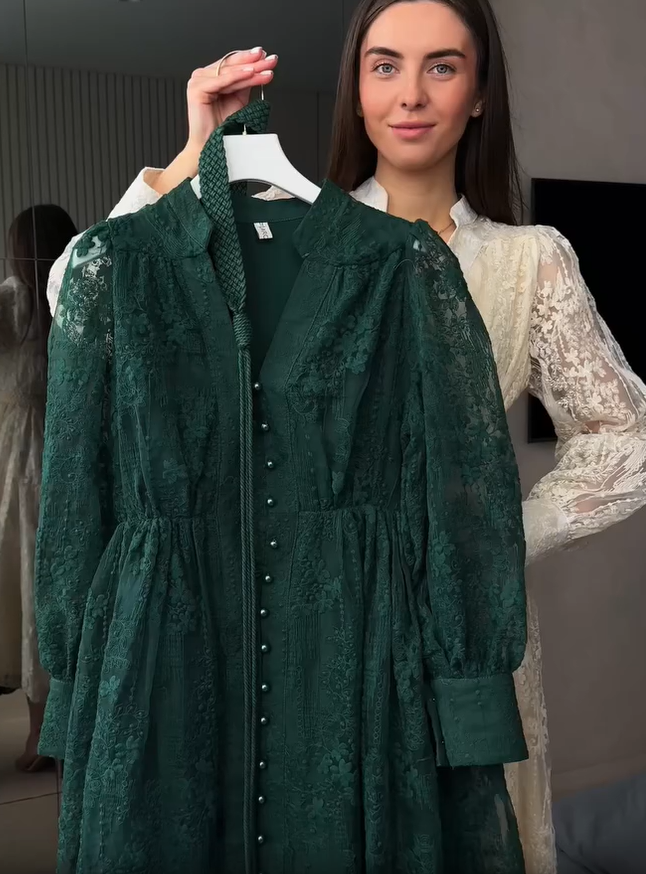 Дамска рокля с V-образно деколте, богато бродирана