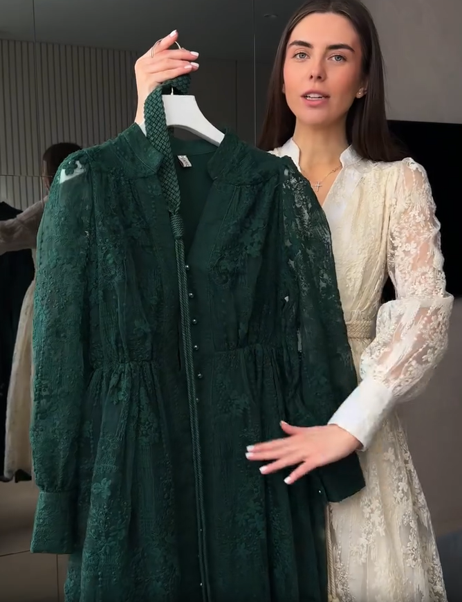 Дамска рокля с V-образно деколте, богато бродирана