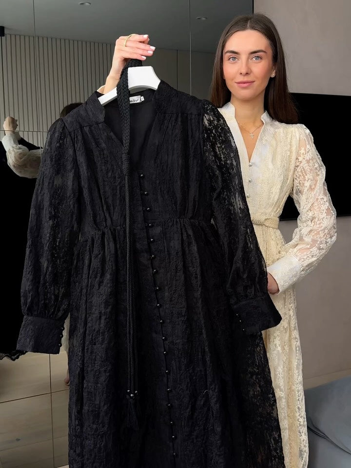 Дамска рокля с V-образно деколте, богато бродирана