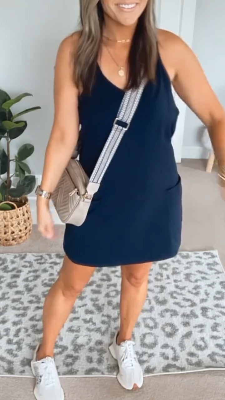 Дамска ежедневна рокля с U-образно деколте и едноцветен дизайн с изрези