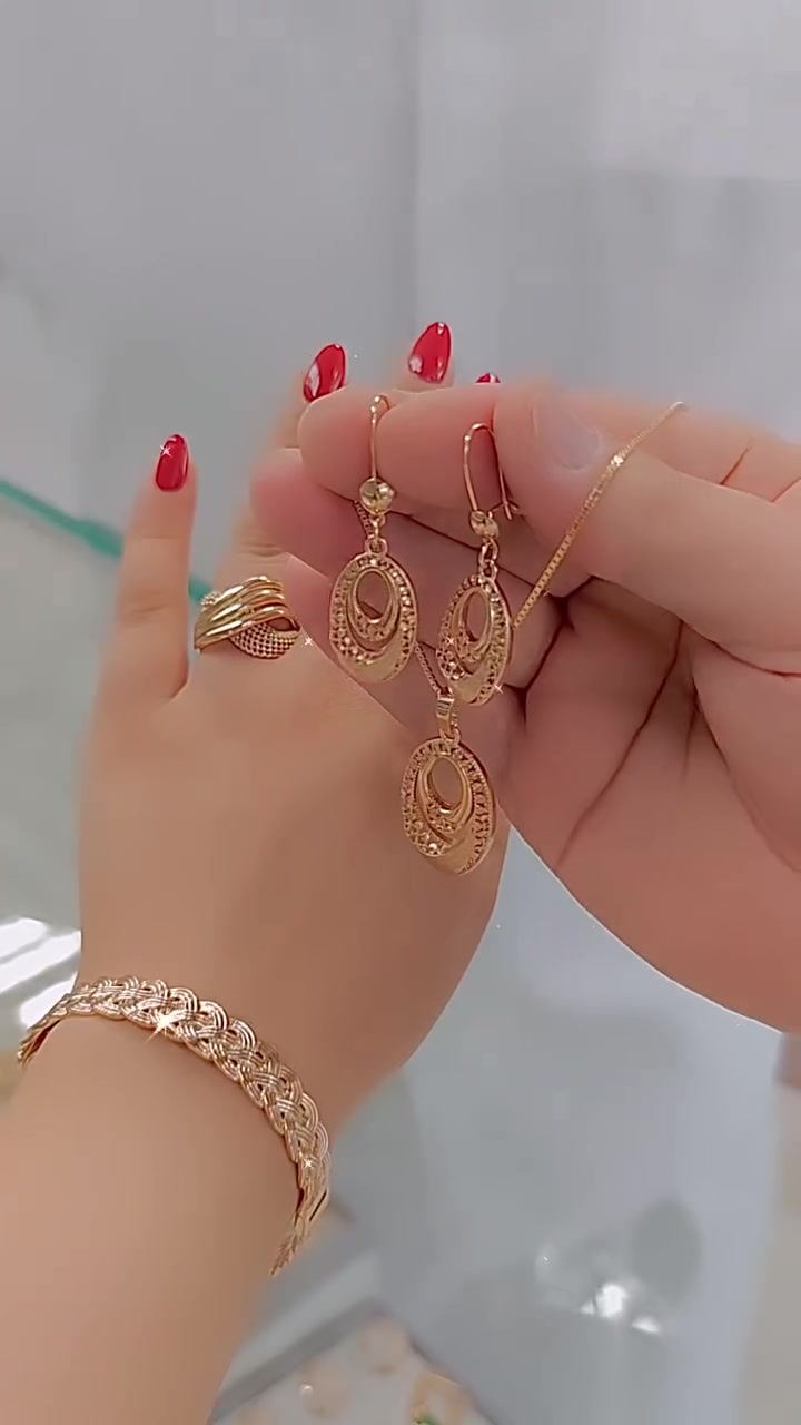 Стилен и универсален комплект, състоящ се от три части: гривна, пръстен и колие.