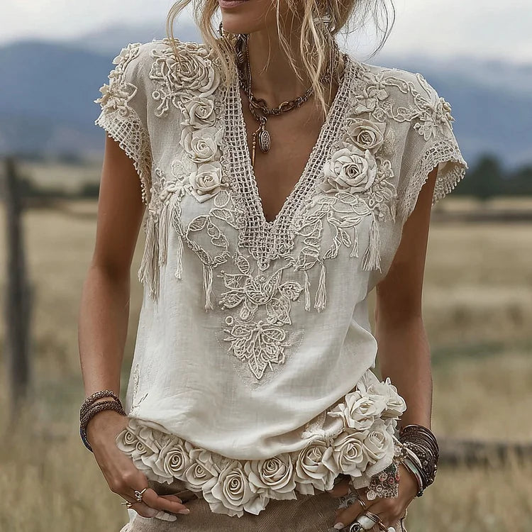 Дамска тениска с къс ръкав от ленена смес, V-образно деколте и бродерия с рози