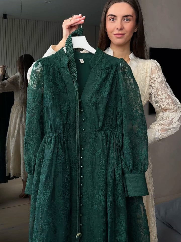 Дамска рокля с V-образно деколте, богато бродирана