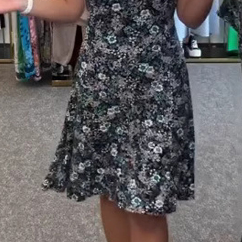 Дамска ежедневна рокля с флорален принт около врата