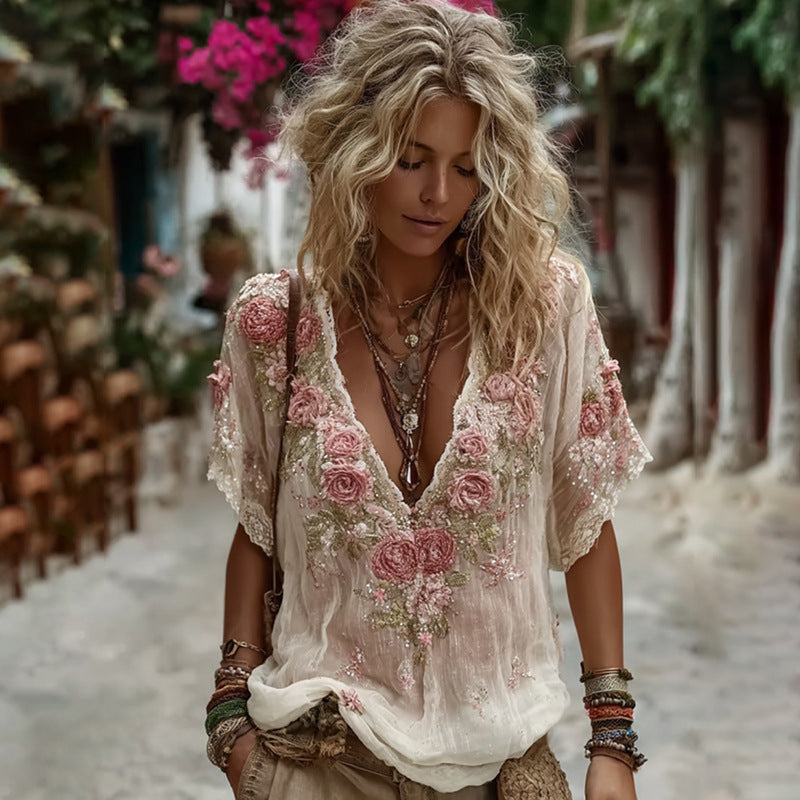 Блуза с дълбоко V-образно деколте и флорален мотив