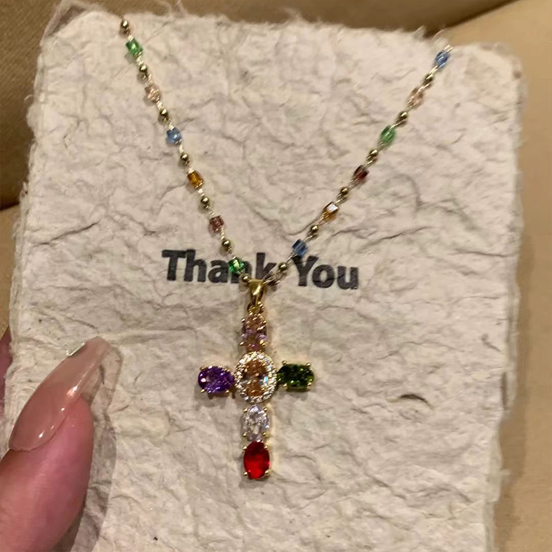 Цветни колиета с кристален кръст