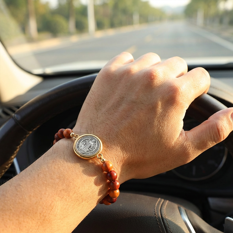 Унисекс, регулируема дървена гривна с мъниста „Свети Бенедикт“